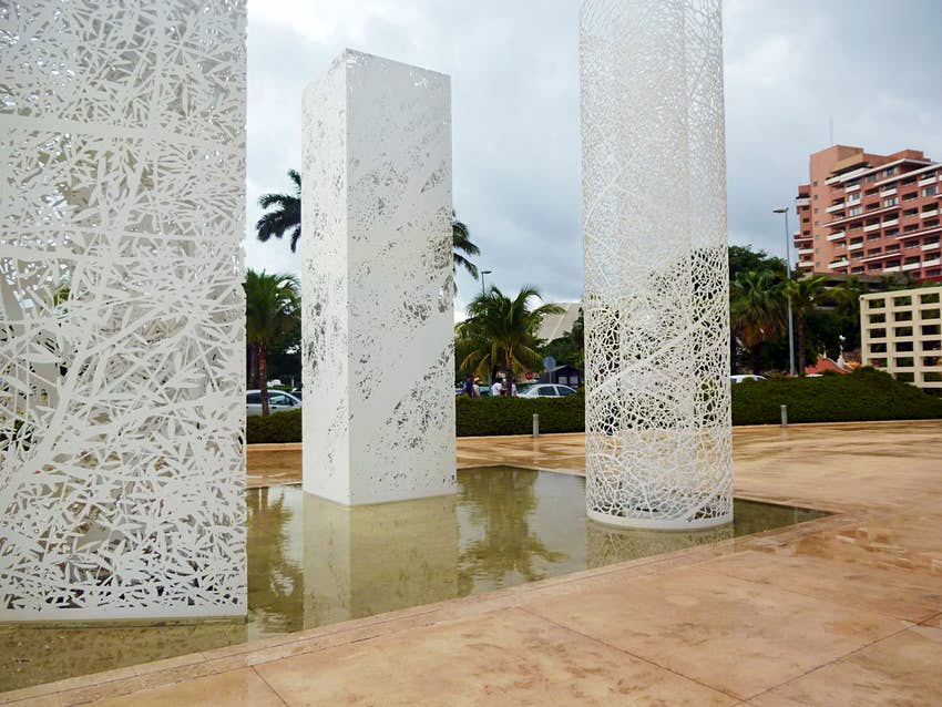 Tres pilares en la entrada al Museo Maya de Cancún